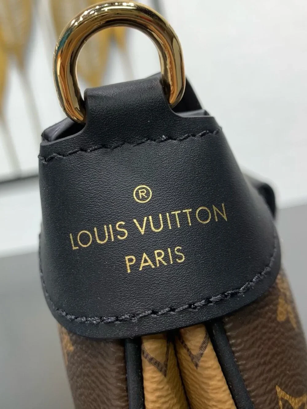 Louis Vuitton. dimensions 29